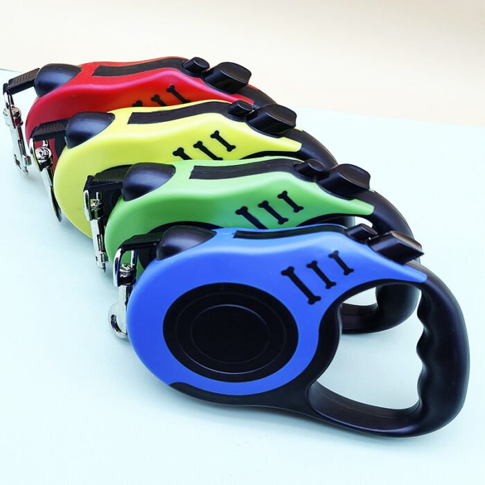 Durable automatic pet leash for dogs of all sizes, with adjustable length.